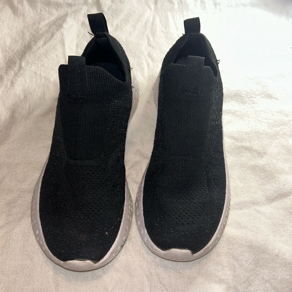 Woman’s Black and White no lace sneakers size 6.5